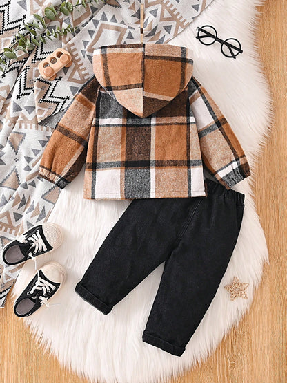 Prenda café chaqueta a cuadros para bebe detalle del cuello y botones