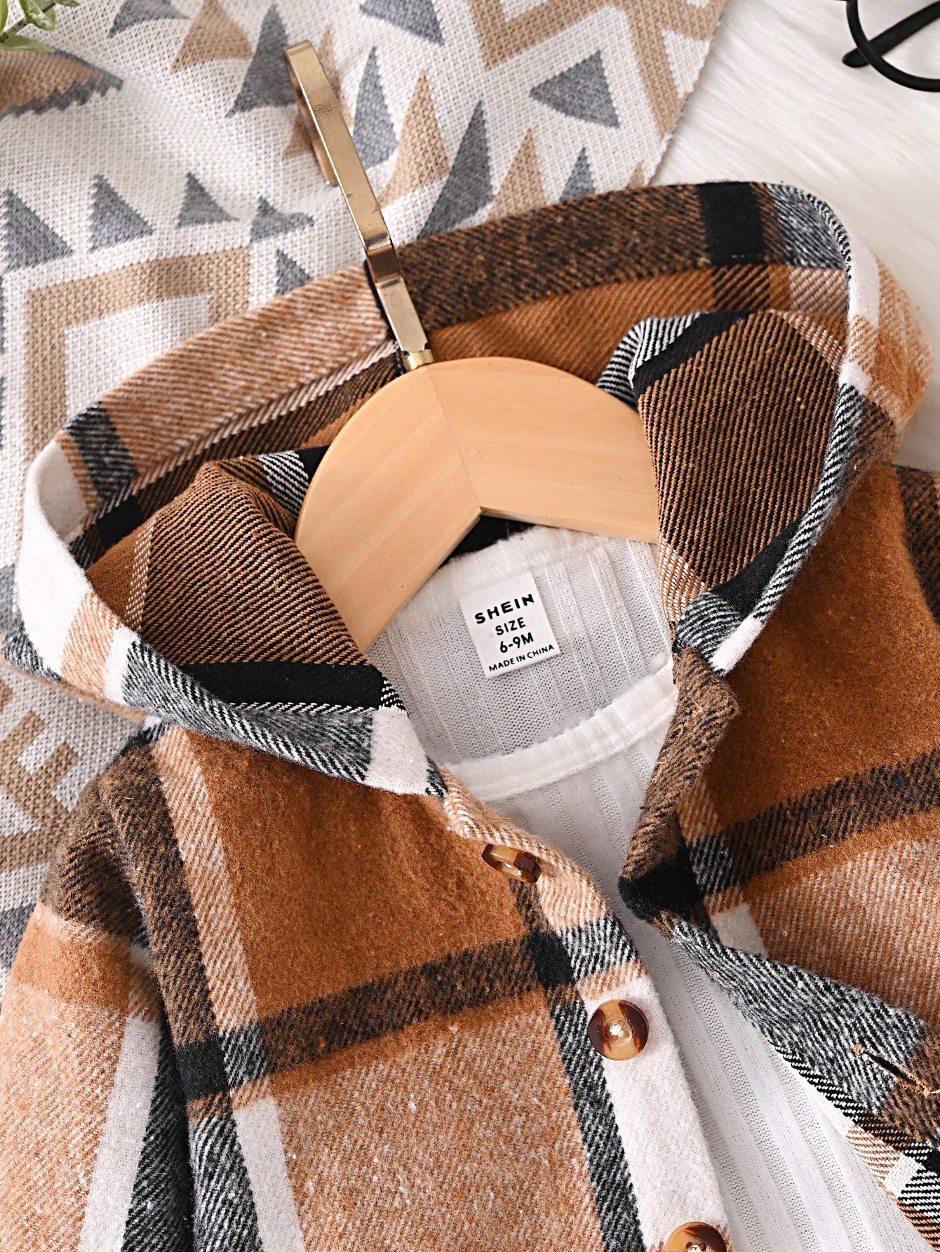Prenda café conjunto a cuadros para bebe vista frontal