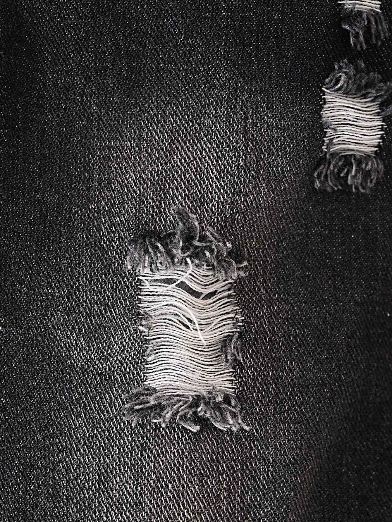Prenda negro jeans para bebe detalle de desgarro