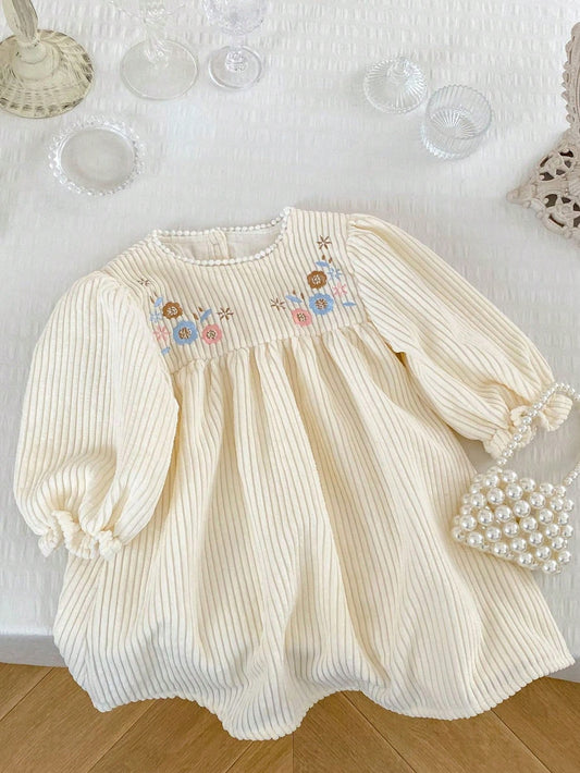 Prenda crema vestido para bebe con bordado floral vista frontal
