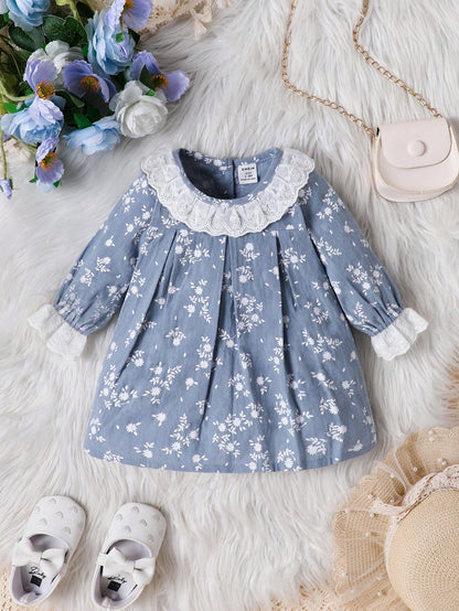 Prenda azul vestido para bebe con estampado floral y cuello de encaje vista frontal