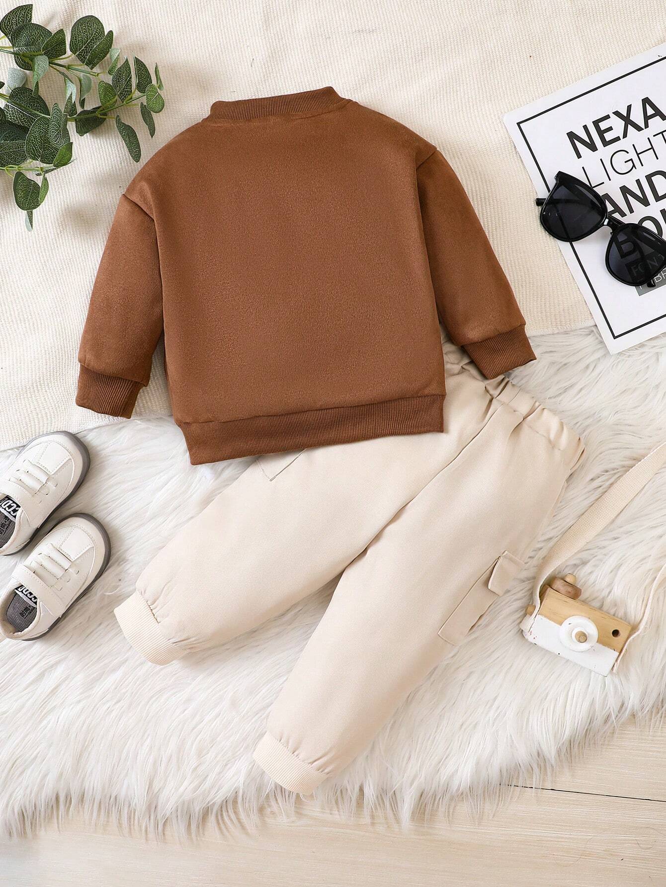 Prenda marrón y beige conjunto para bebe vista completa con chaqueta bomber y pantalón cargo