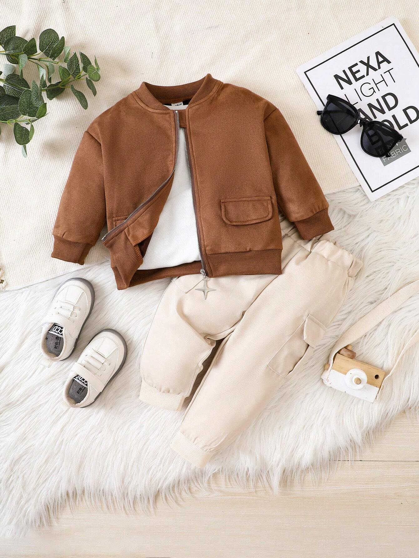 Prenda beige pantalón cargo para bebe detalle de cintura elástica y volantes laterales