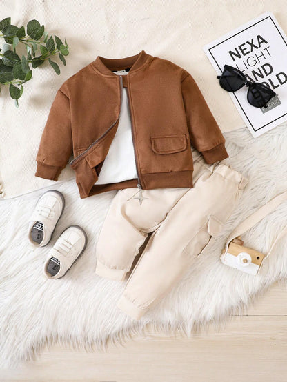 Prenda beige pantalón cargo para bebe detalle de cintura elástica y volantes laterales
