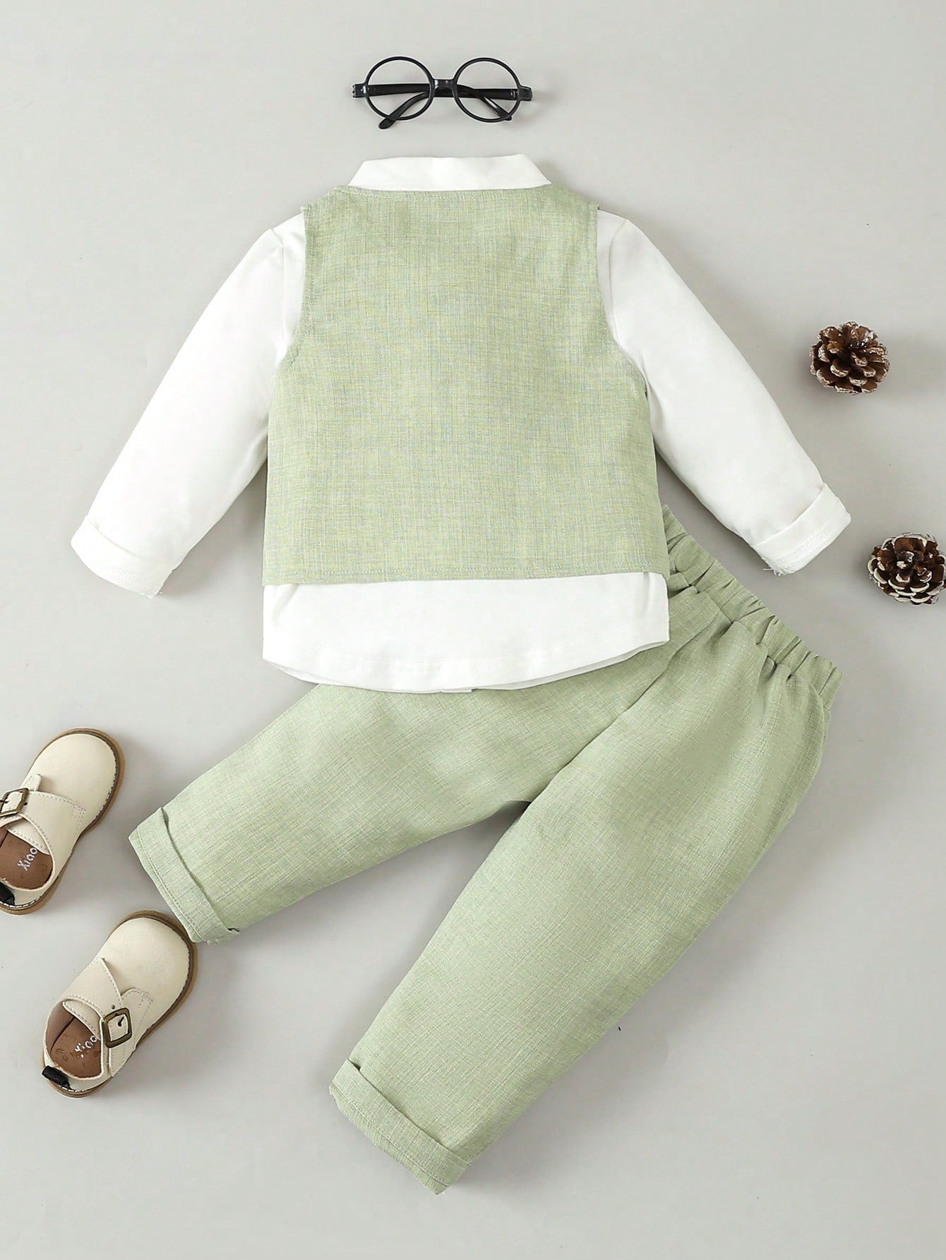 Prenda verde conjunto para bebe con chaleco vista trasera
