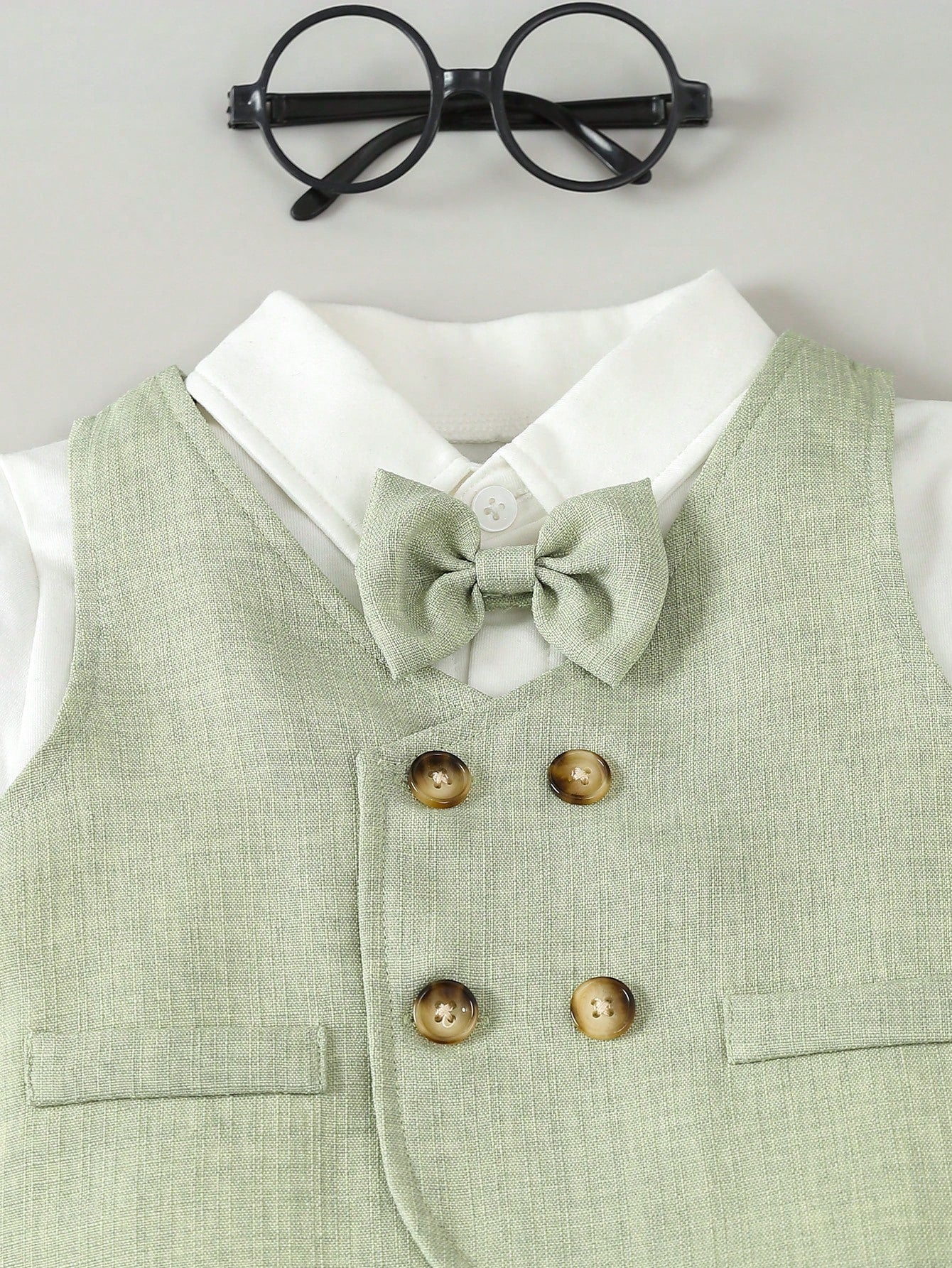 Prenda verde conjunto para bebe con detalle de lazo y botones
