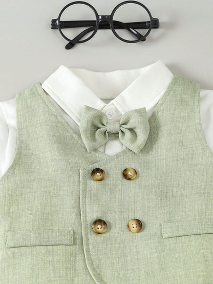 Prenda verde conjunto para bebe con detalle de lazo y botones
