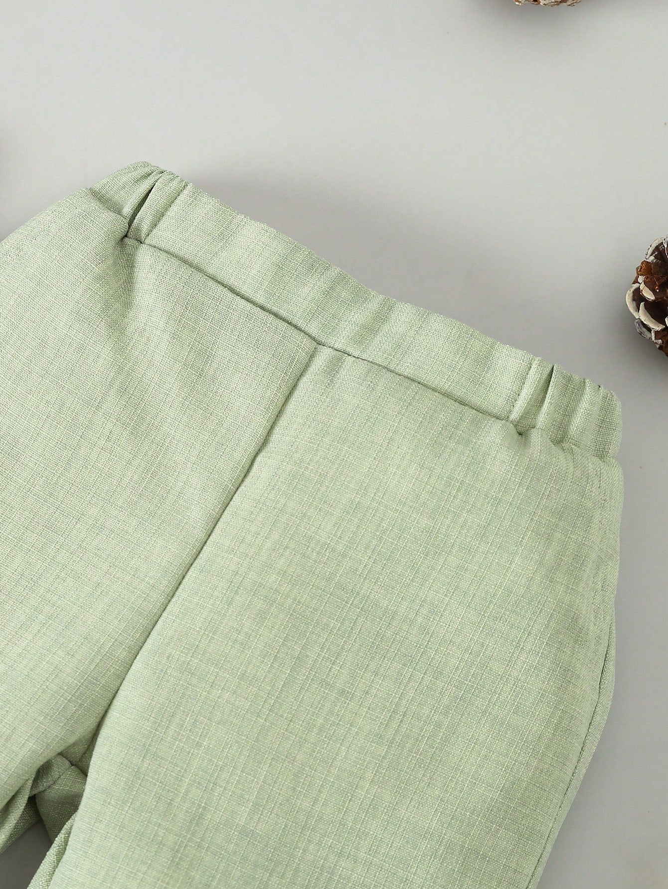 Prenda verde conjunto para bebe con detalle de pantalón