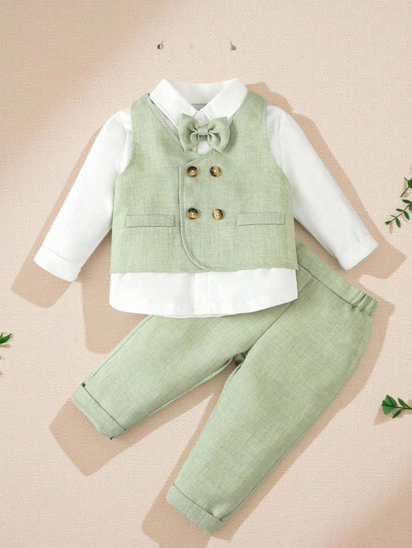 Prenda verde conjunto para bebe con chaleco y lazo vista frontal
