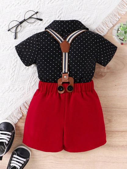 Prenda negra conjunto para bebe con lunares, moño rojo y tirantes vista frontal
