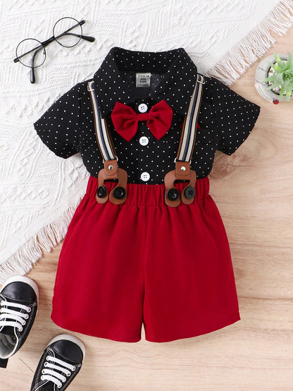 Prenda negra conjunto para bebe con pantalones rojos y tirantes vista posterior