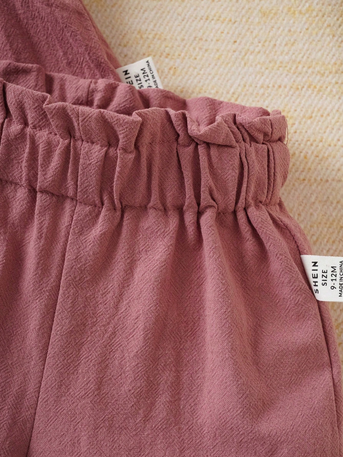 Prenda rosa conjunto para bebe detalle de cintura elástica con volante