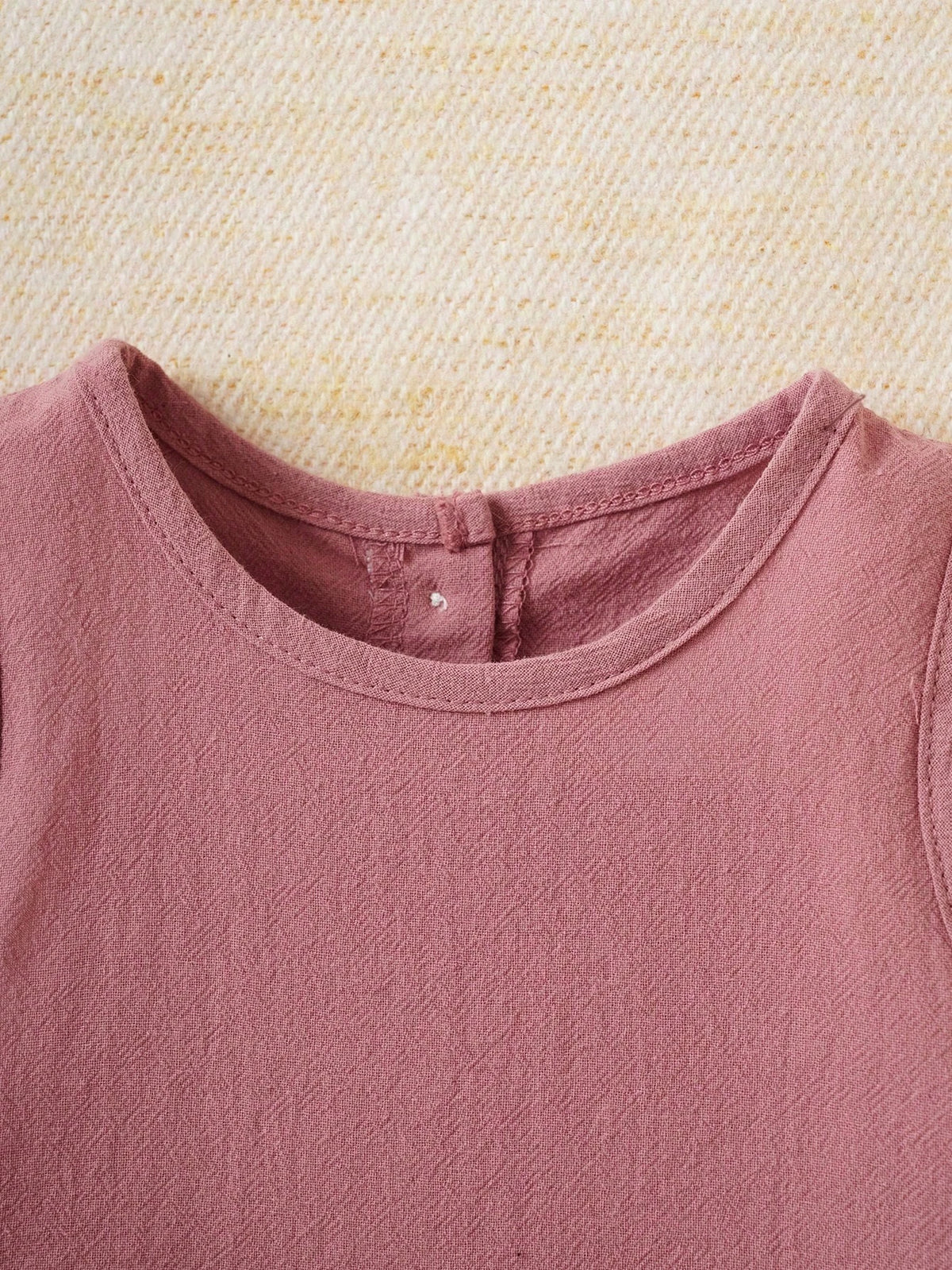 Prenda rosa conjunto para bebe detalle de cuello redondo y acabado de tela