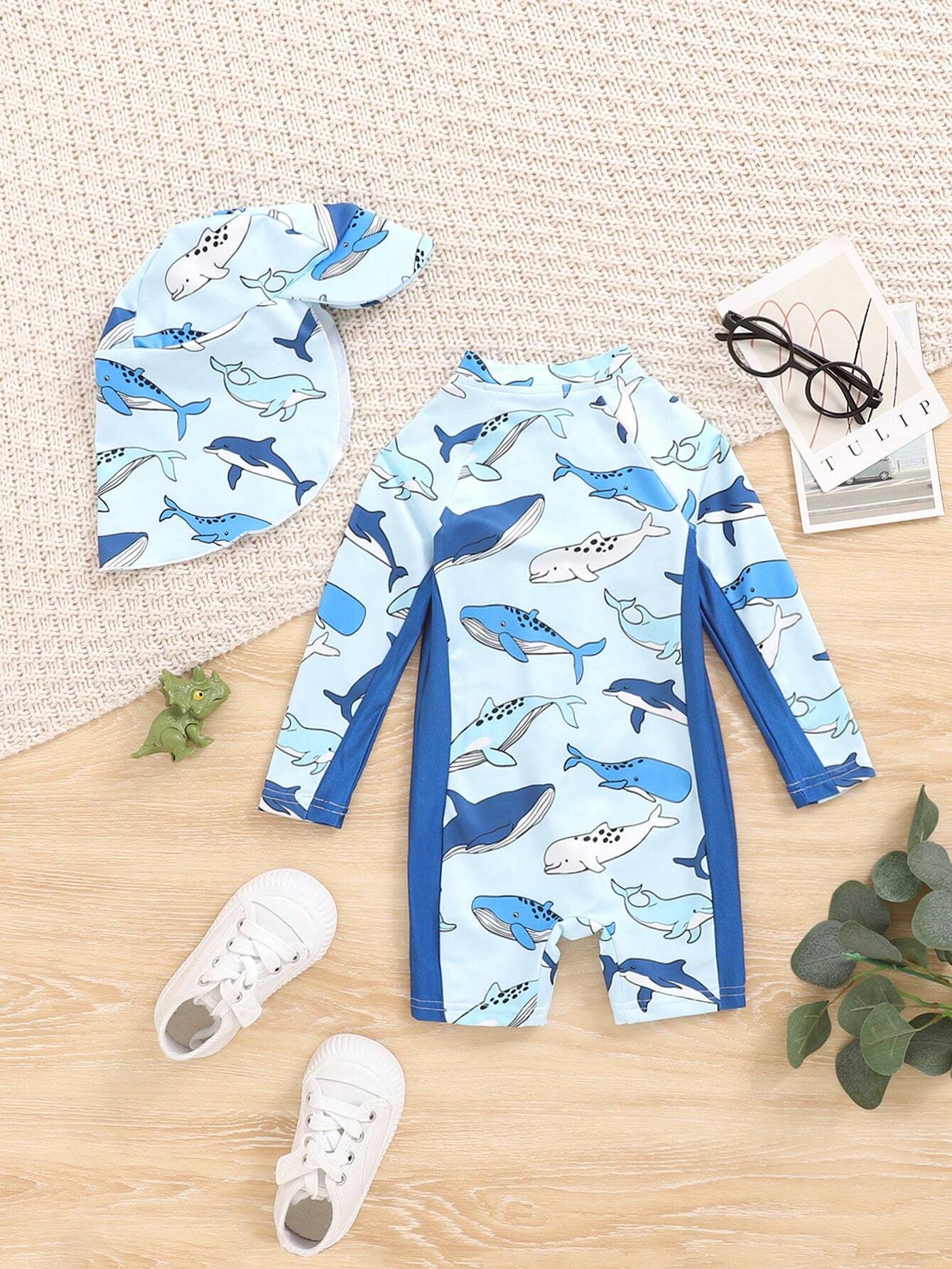 Prenda azul traje de baño para bebe con estampado de ballenas y sombrero vista trasera
