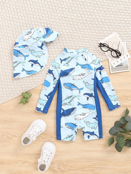 Prenda azul traje de baño para bebe con estampado de ballenas y sombrero vista trasera
