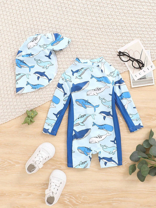 Prenda azul traje de baño para bebe con estampado de ballenas y sombrero vista trasera
