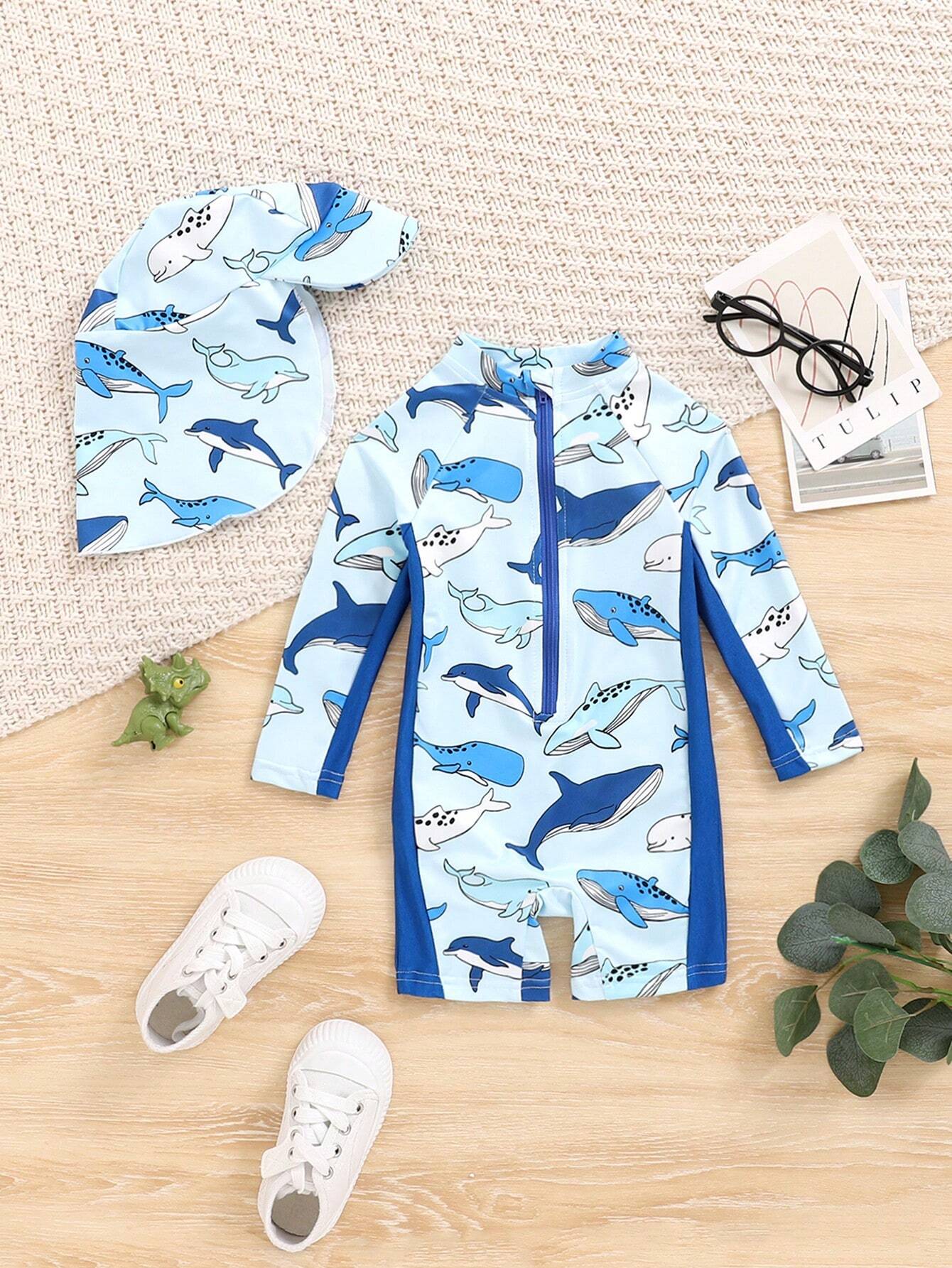 Prenda azul traje de baño para bebe con estampado de ballenas y sombrero vista frontal
