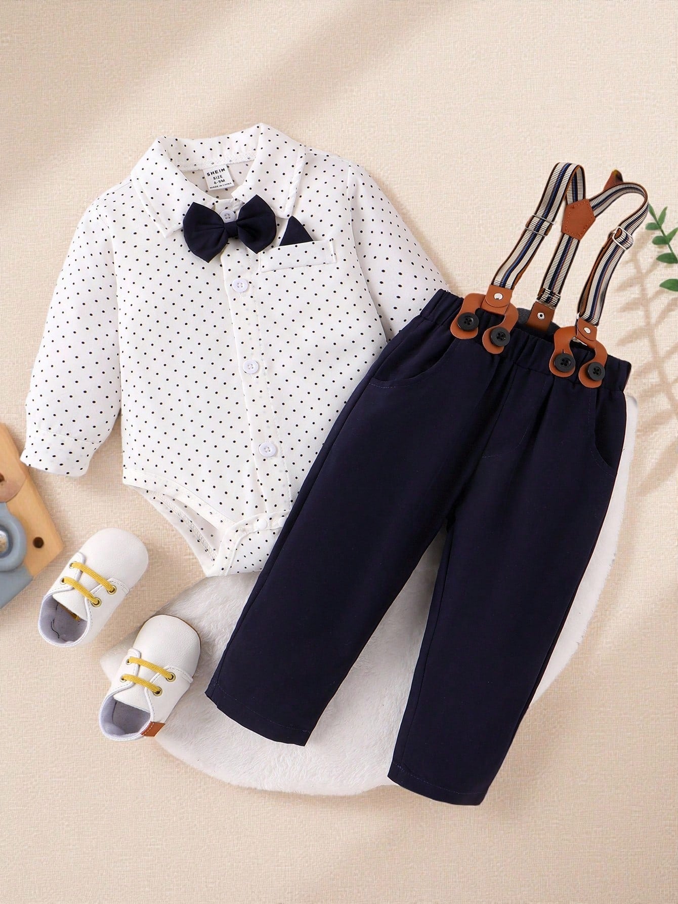 Prenda blanca y azul conjunto para bebé con detalle de pantalón largo