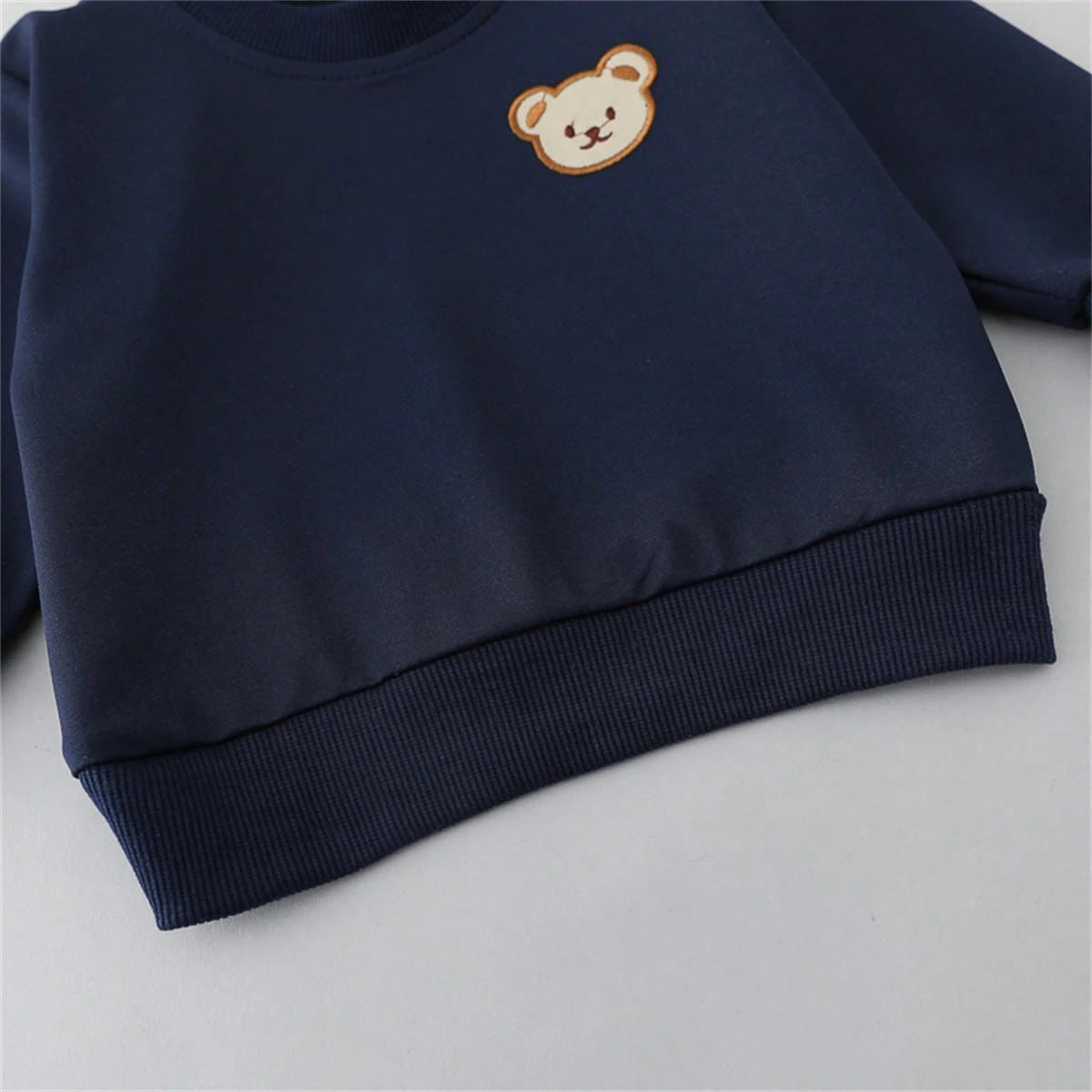 Conjunto azul marino con estampado de oso dulce de dos piezas