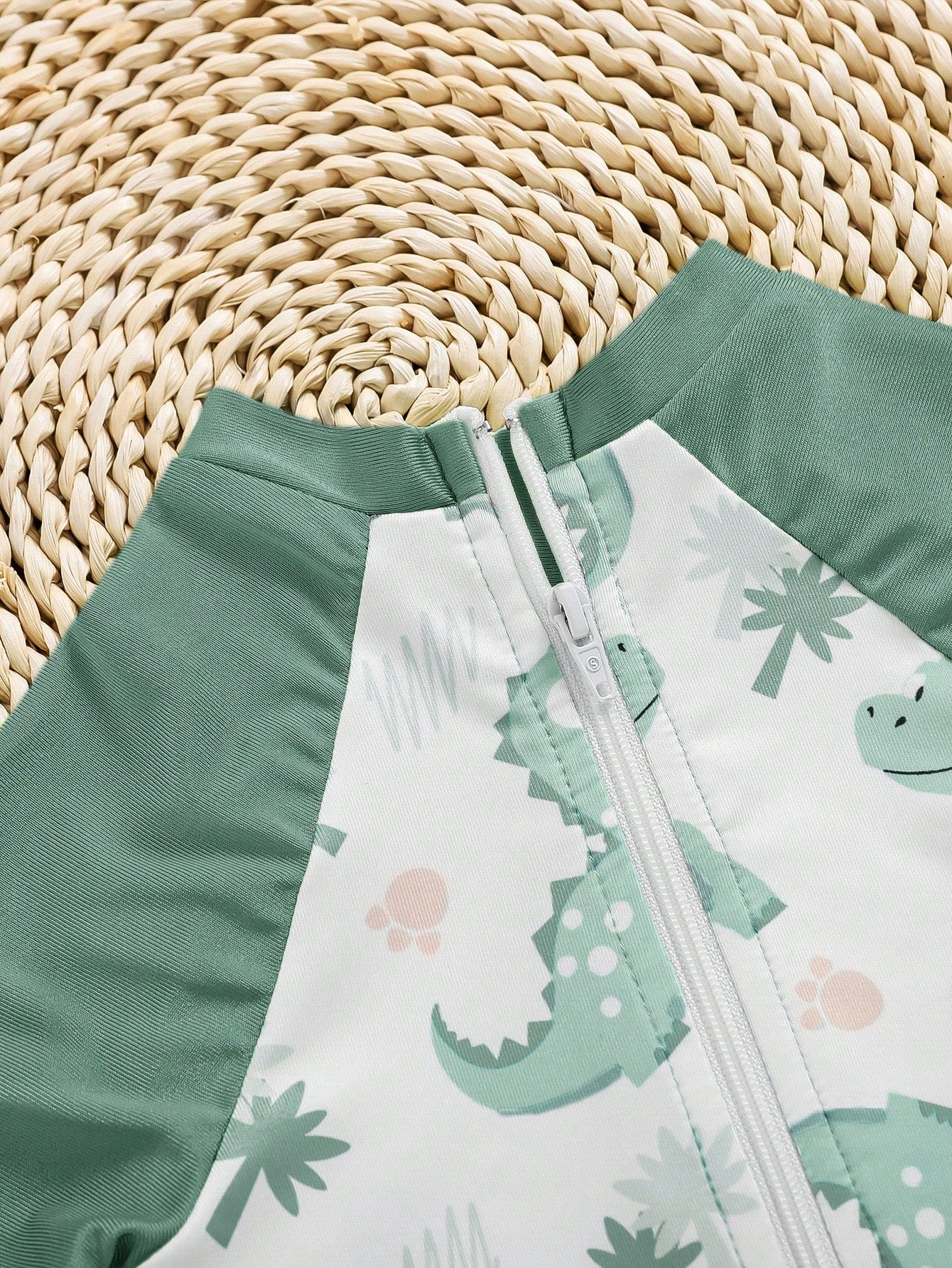 Prenda verde menta traje de baño para bebe detalle de cremallera frontal