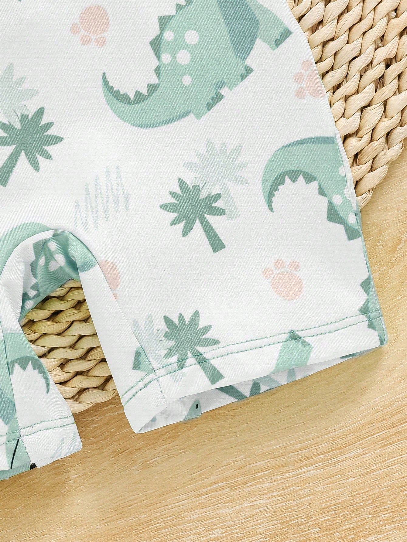 Prenda verde menta traje de baño para bebe detalle del estampado y acabado inferior