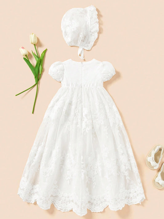 Prenda blanca vestido para bebe con gorro a juego vista posterior
