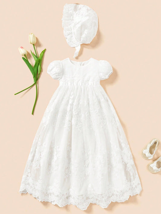 Prenda blanca vestido para bebe con gorro a juego vista frontal