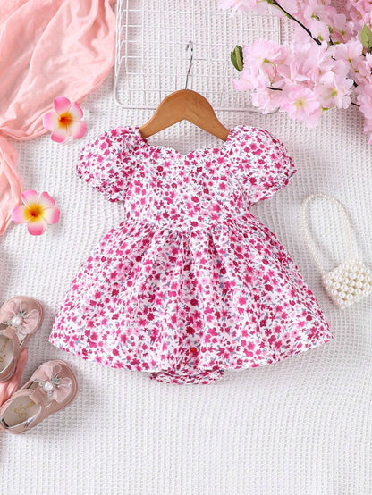 Prenda rosa vestido para bebe con estampado floral vista frontal
