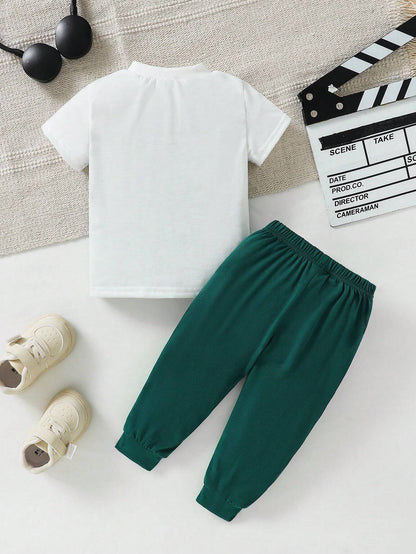 Conjunto multicolor con camiseta y pantalones deportivos casuales