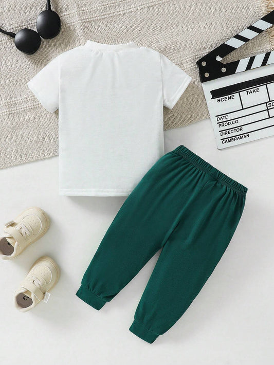 Conjunto multicolor con camiseta y pantalones deportivos casuales