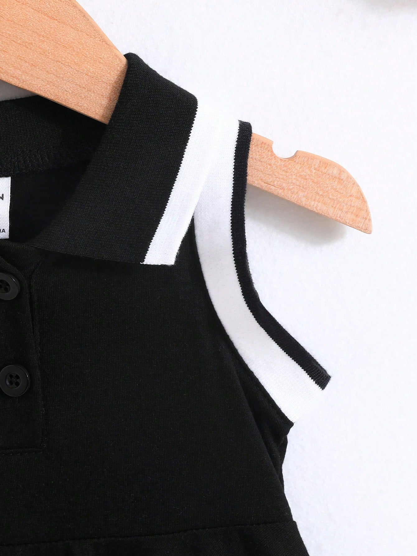 Vestido negro sin mangas a rayas blancas