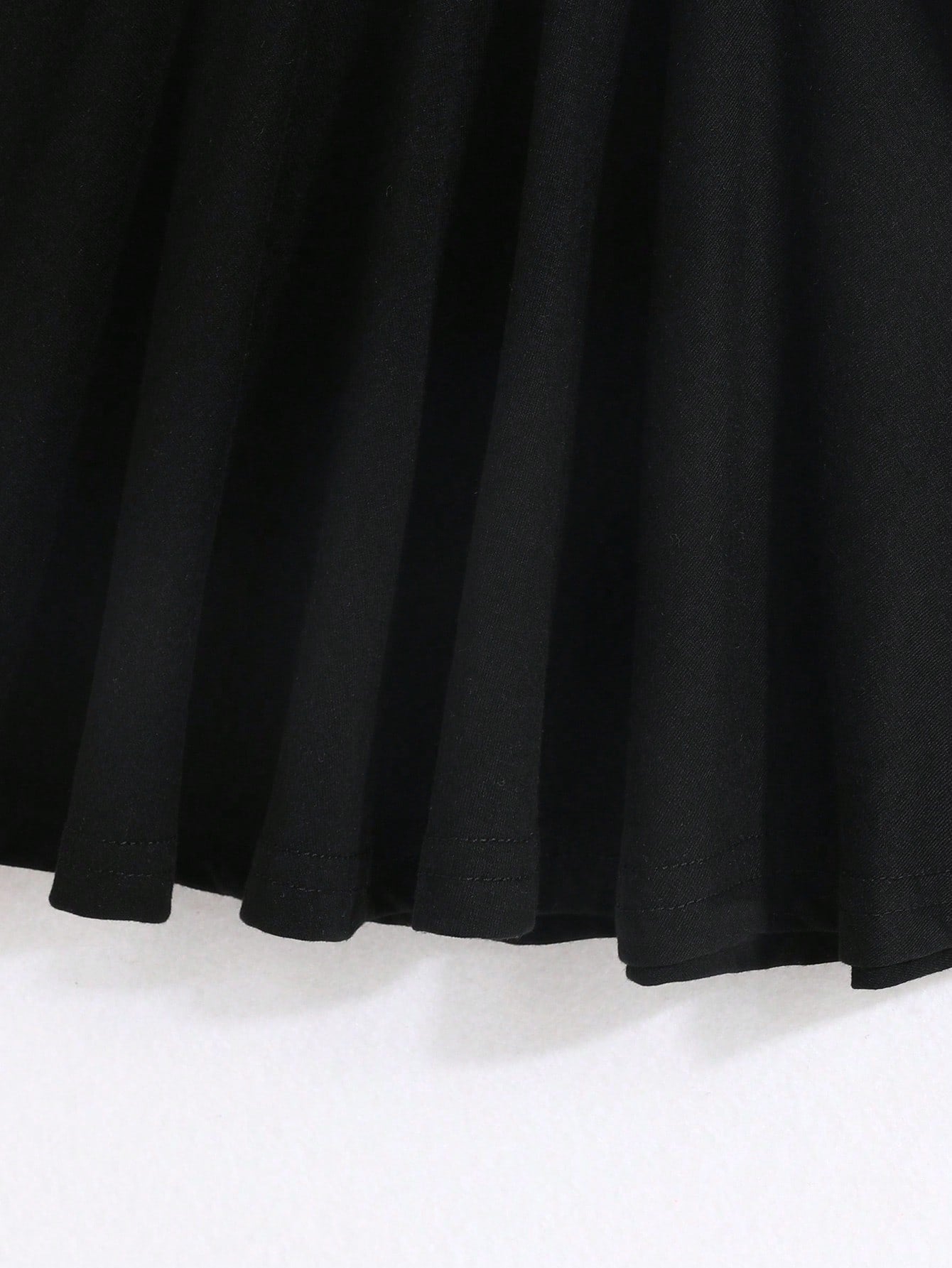 Vestido negro sin mangas a rayas blancas