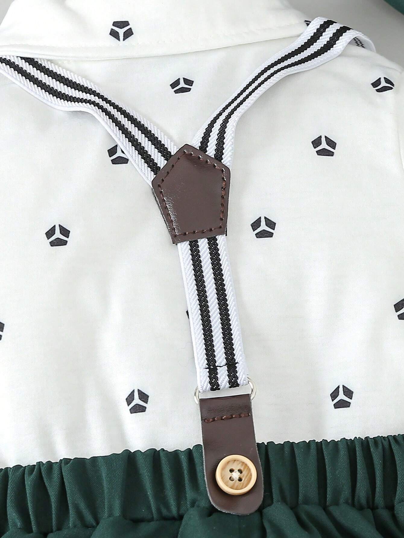 Prenda verde oscuro conjunto para bebe con tirantes y lazo detalle tirantes
