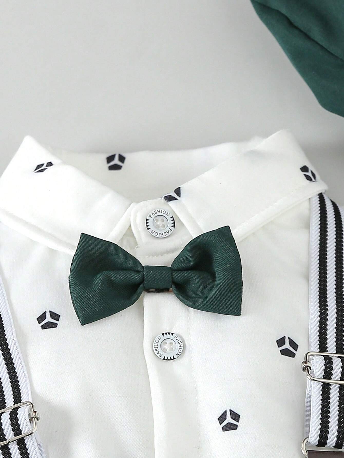 Prenda verde oscuro conjunto para bebe con lazo detalle frontal
