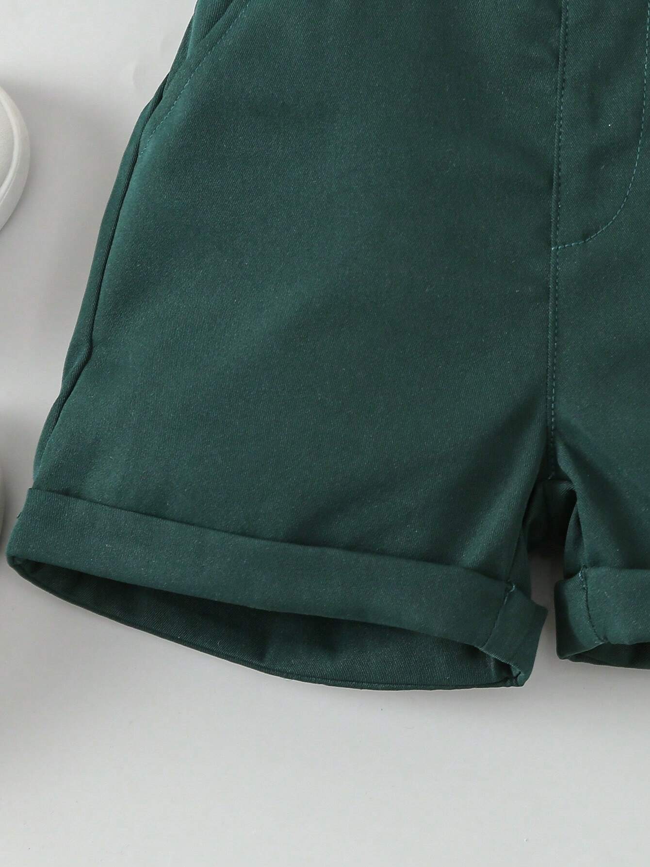 Prenda verde oscuro conjunto para bebe short detalle del acabado