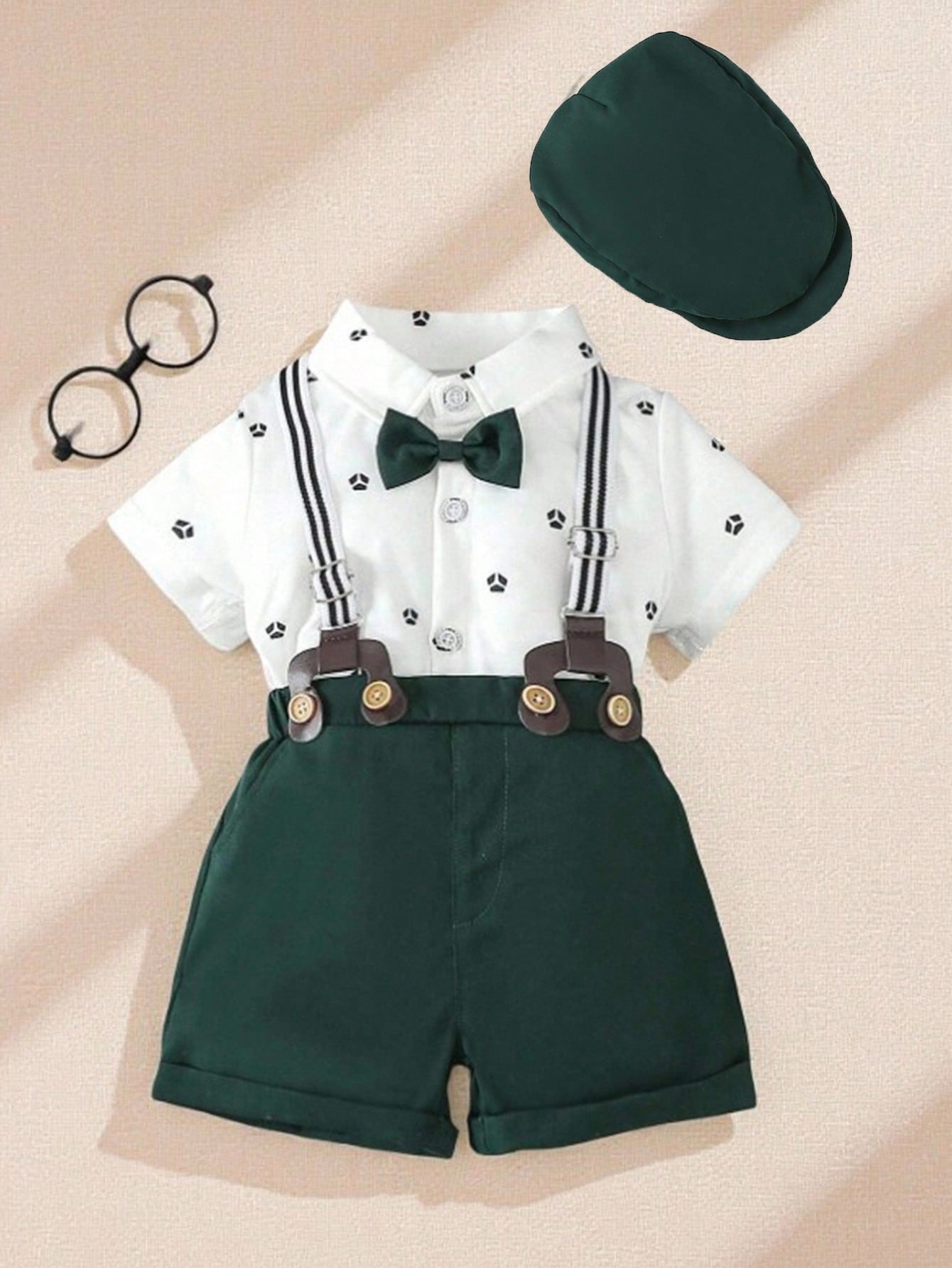 Prenda verde oscuro conjunto para bebe con tirantes y lazo vista frontal
