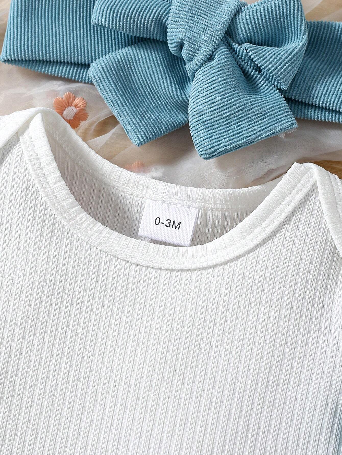 Prenda blanca body para bebe con textura canalé detalle
