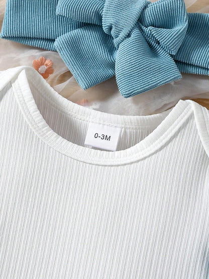 Prenda blanca body para bebe con textura canalé detalle
