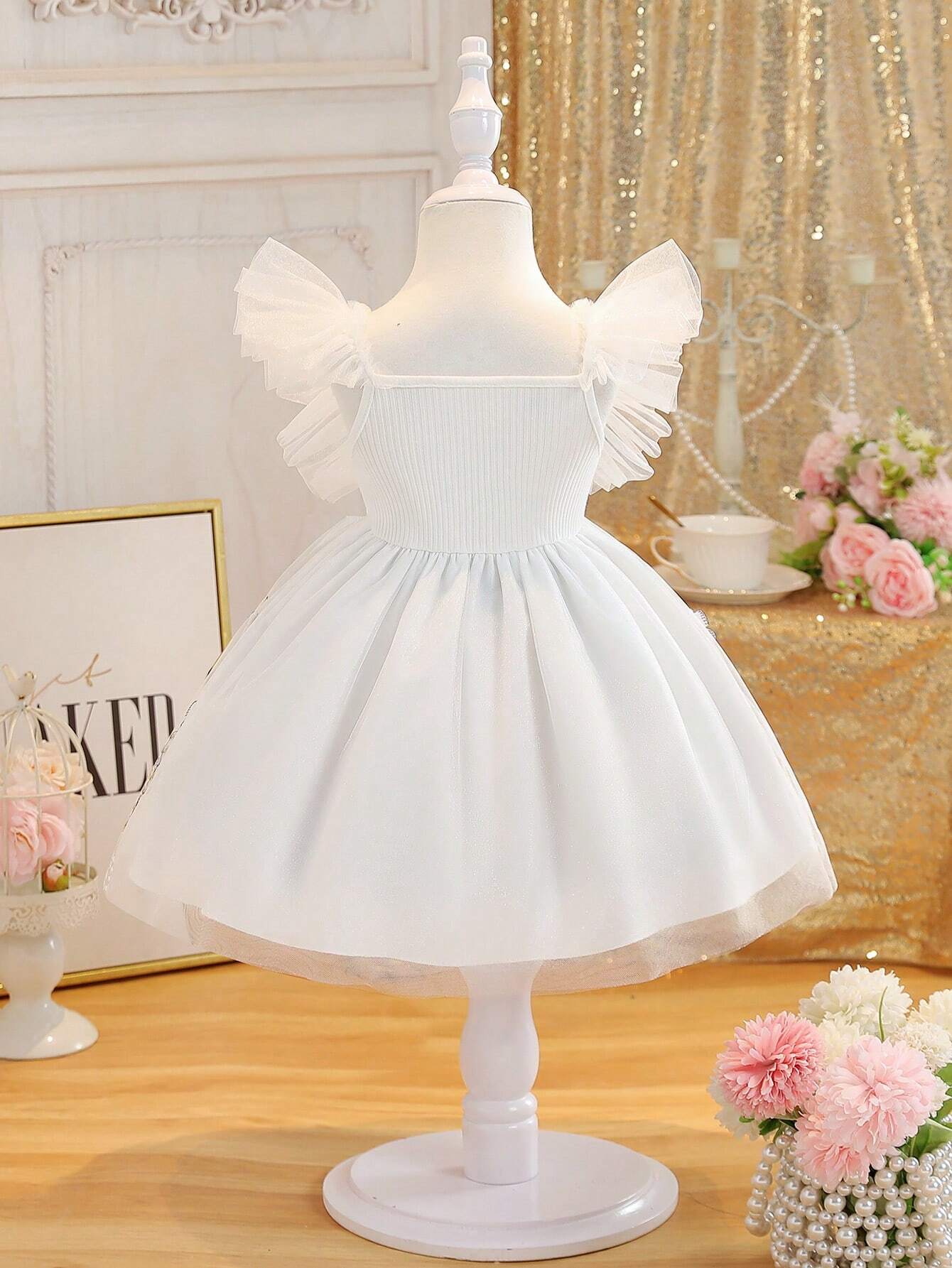 Prenda blanco vestido para bebe con falda amplia vista trasera
