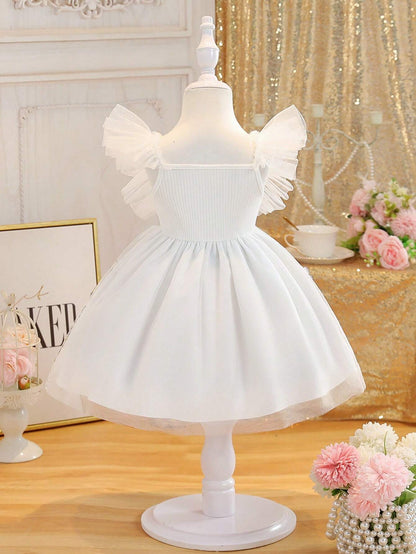 Prenda blanco vestido para bebe con falda amplia vista trasera
