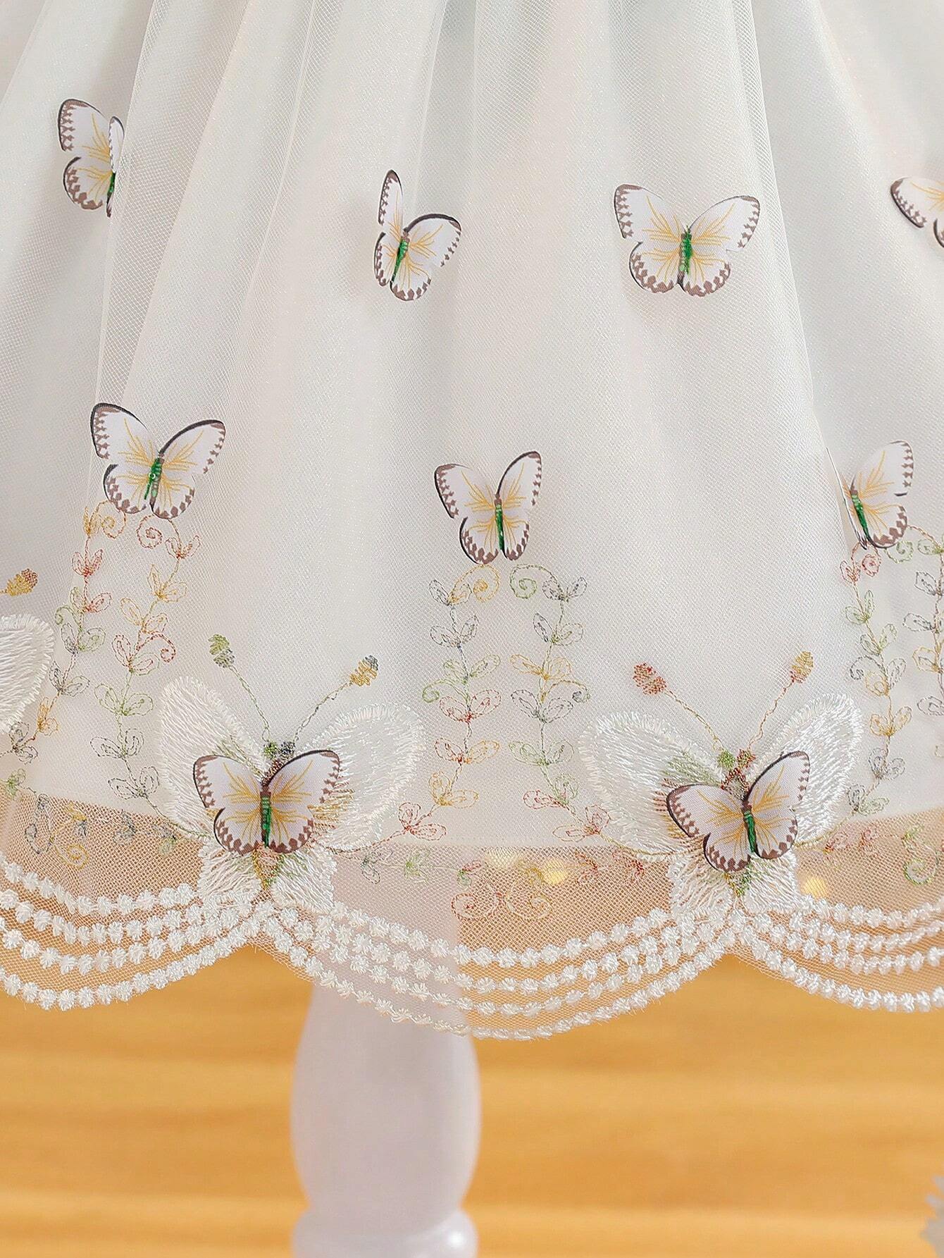 Prenda blanco vestido para bebe detalle de bordado de mariposas