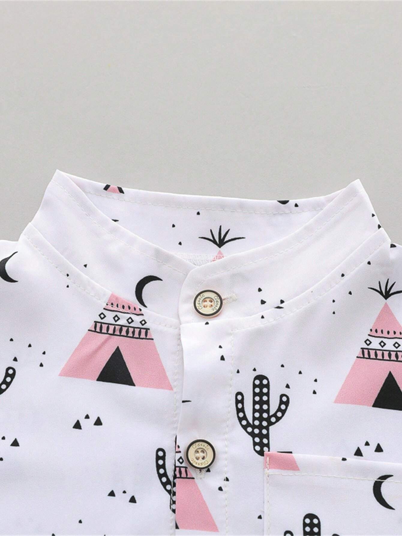 Prenda blanca conjunto para bebe con detalle de cuello alzado y botones delanteros