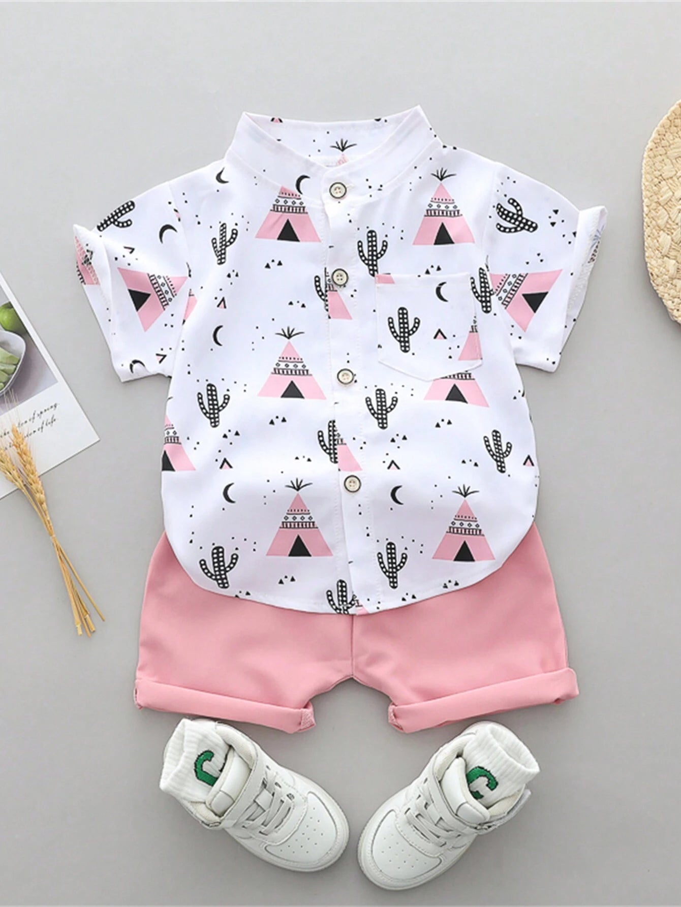 Prenda blanca y rosa conjunto para bebe con camisa estampada y shorts vista frontal
