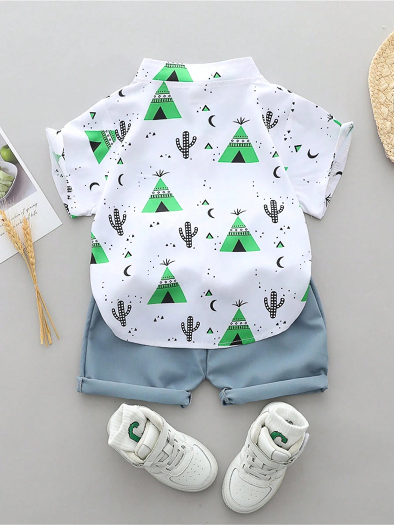 Prenda blanca y verde conjunto para bebe con estampado desértico vista trasera