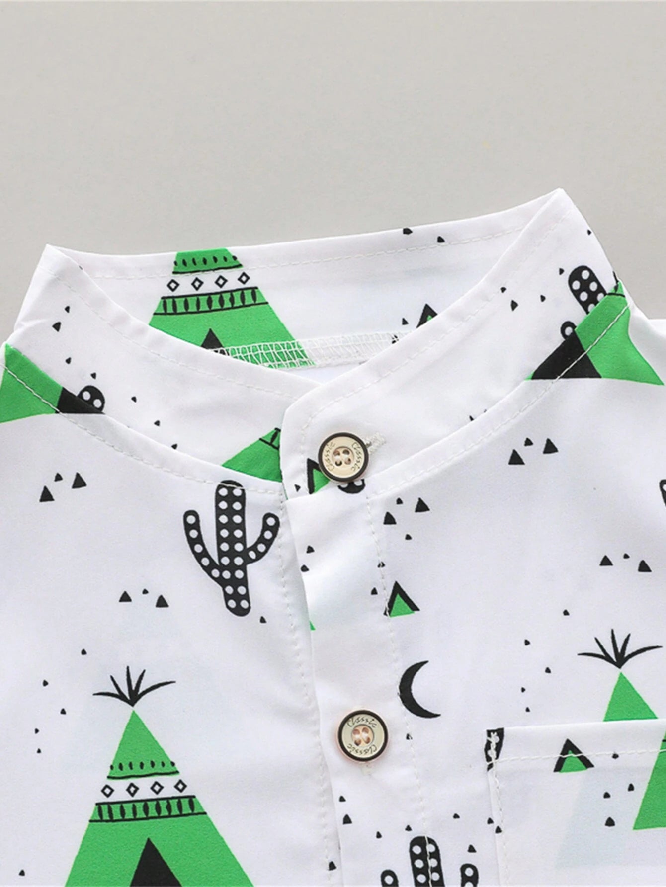 Prenda blanca conjunto para bebe con detalle de cuello alzado y botones delanteros