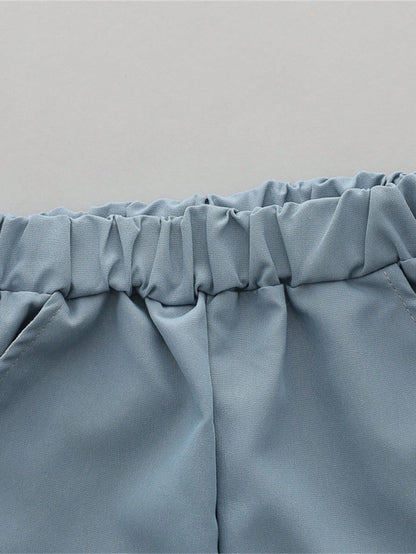 Prenda azul conjunto para bebe con detalle de cintura elástica y bolsillo lateral