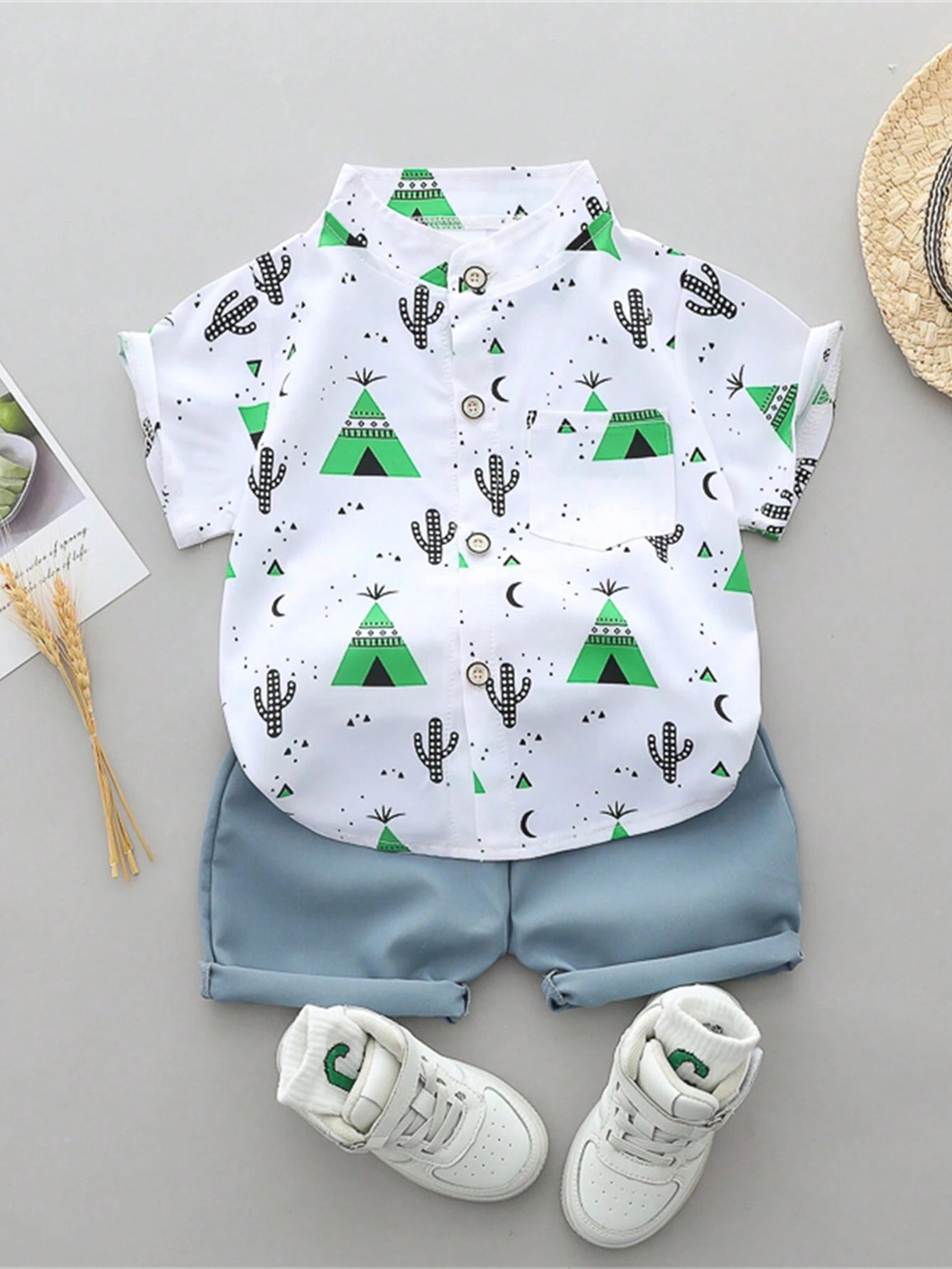 Prenda blanca y verde conjunto para bebe con camisa estampada y shorts vista frontal