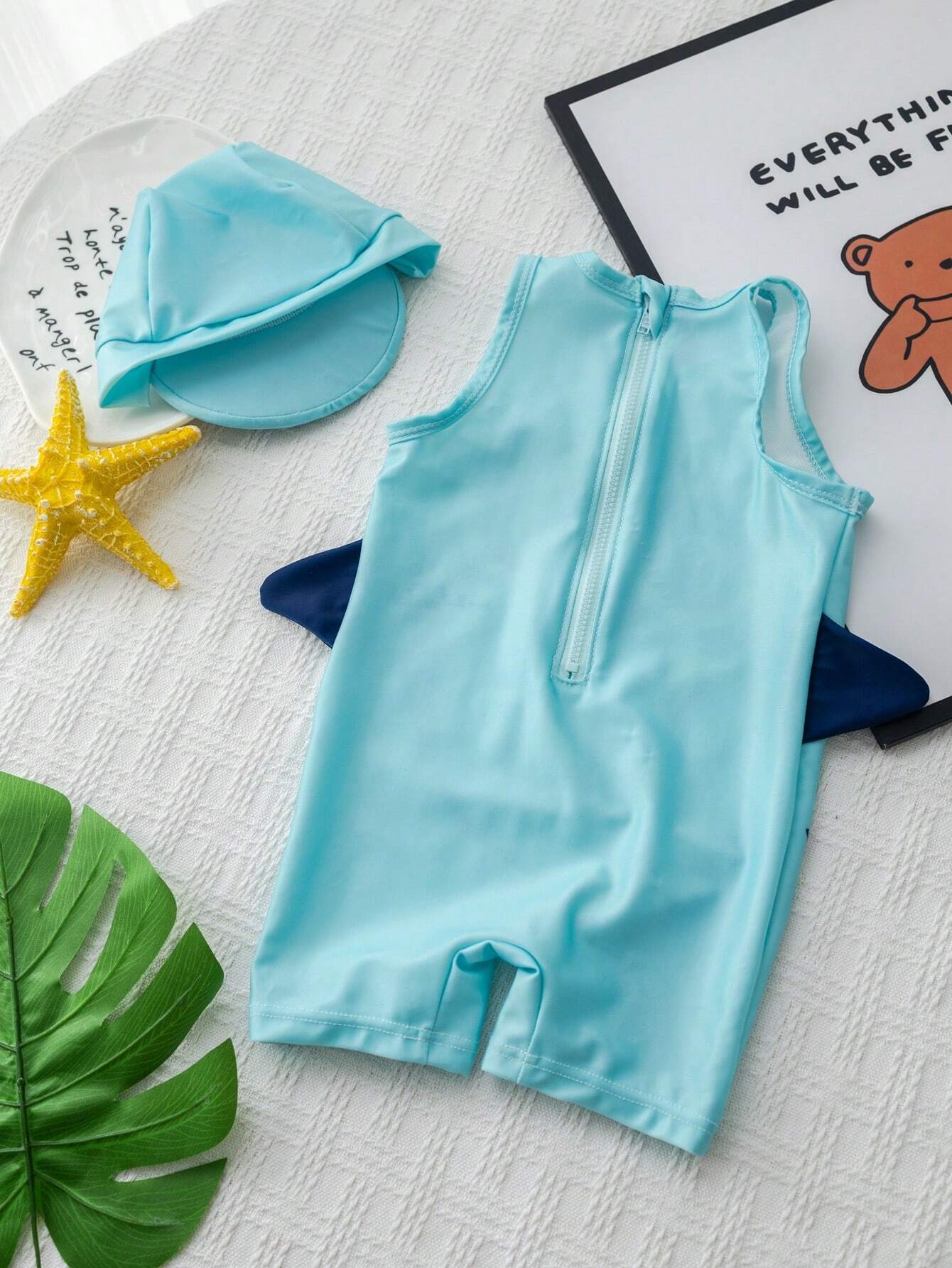 Prenda azul traje de baño delfín para bebe vista trasera