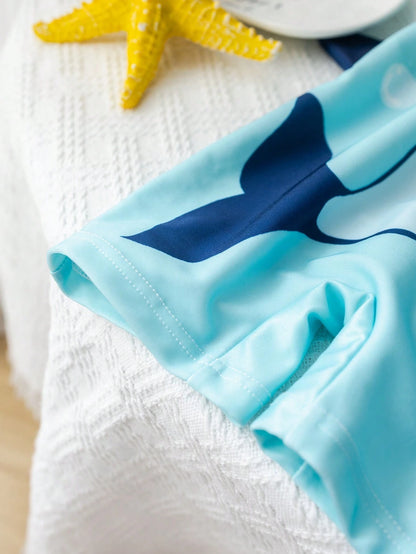 Prenda azul traje de baño delfín para bebe detalle de estampado