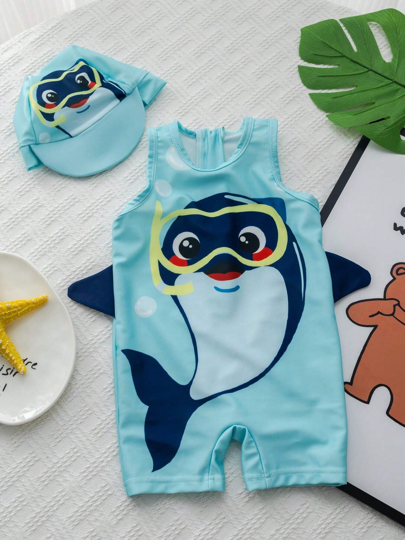 Prenda azul traje de baño delfín para bebe con sombrero vista frontal
